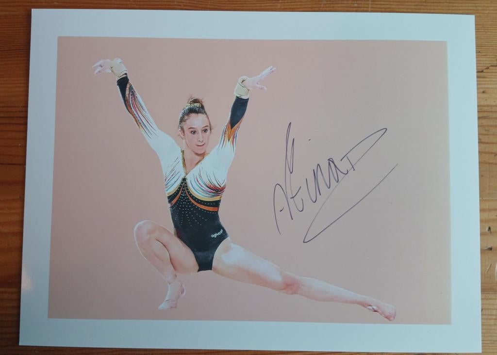 Gesigneerde foto van Nina Derwael.  Warmste Week., Verzamelen, Muziek, Artiesten en Beroemdheden, Nieuw, Gesigneerd, Verzenden