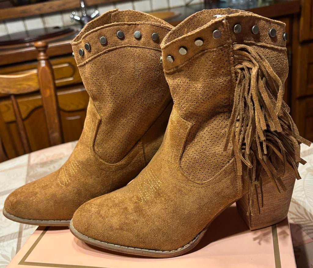 Nieuwe Camel kleur daimachtige laarsjes met franjes., Kleding | Dames, Schoenen, Bruin, Givana, Lage of Enkellaarzen, Nieuw