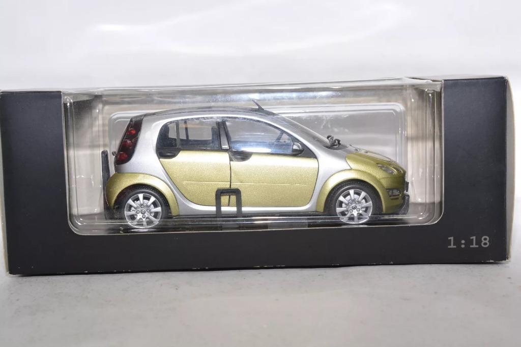 1:18 Kyosho Smart W454 FourFour Melon Green , Dealer edition, Hobby en Vrije tijd, Modelauto's | 1:18, Zo goed als nieuw, Auto