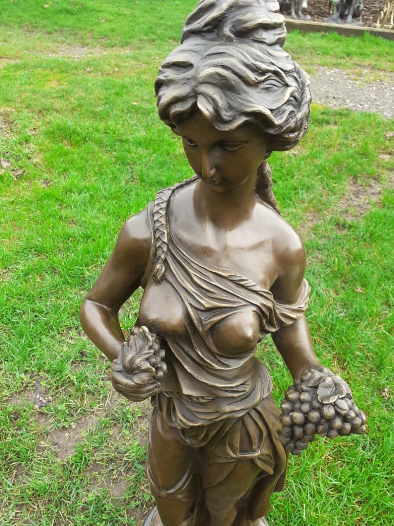 Statue en bronze signé (l'élégante aux grappes de raisins), Enlèvement, Bronze
