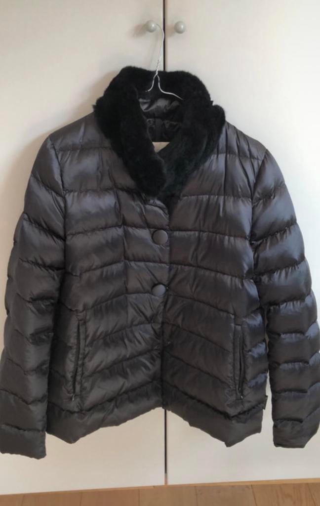 Zwarte jas Moncler - in uitstekende staat - maat 4 (m of l), Kleding | Dames, Jassen | Winter, Ophalen, Zo goed als nieuw
