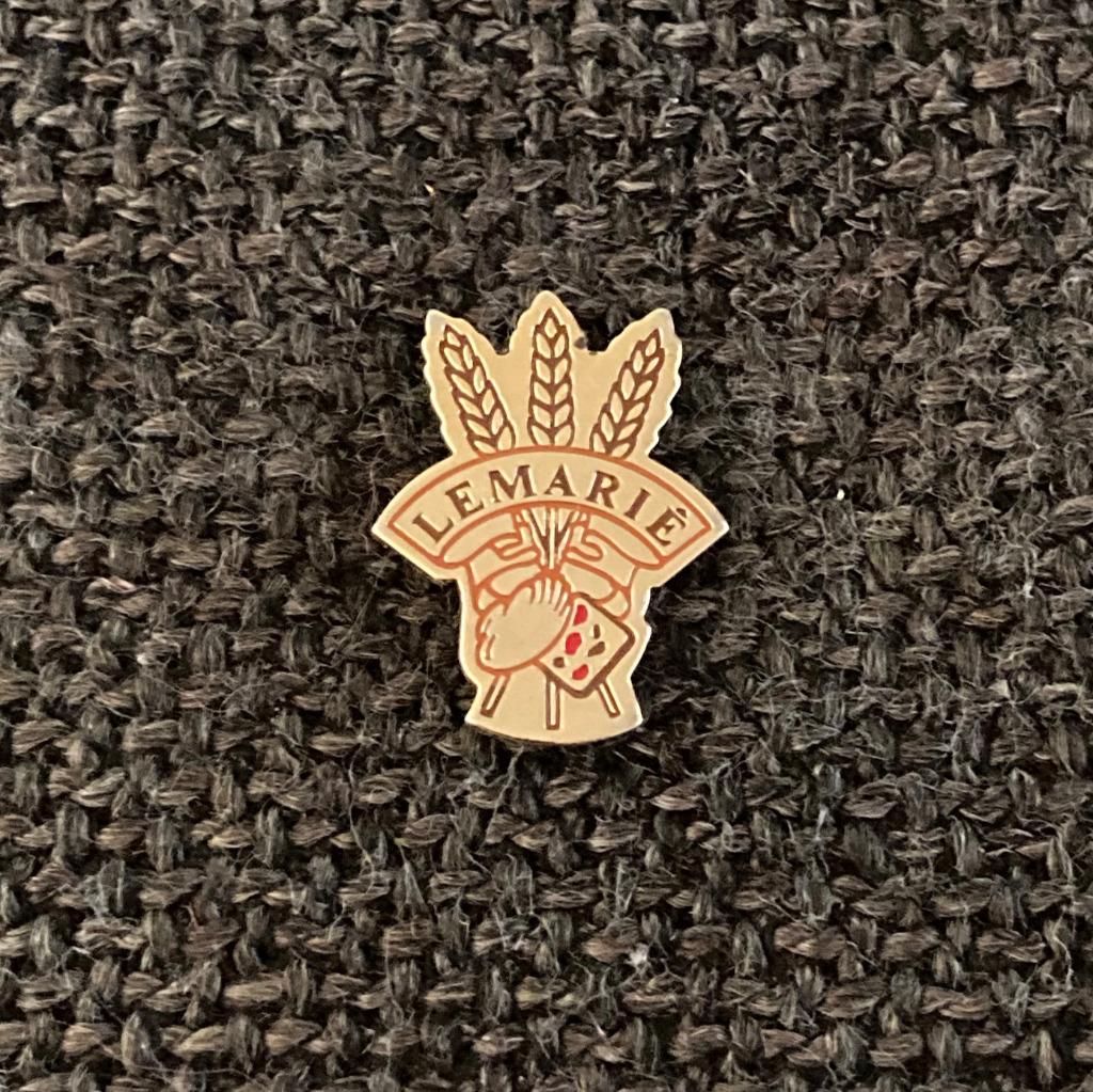 PIN - Maison Lemarié - Plumassier et Fleuriste, Envoi, Utilisé, Autres sujets/thèmes, Insigne ou Pin's