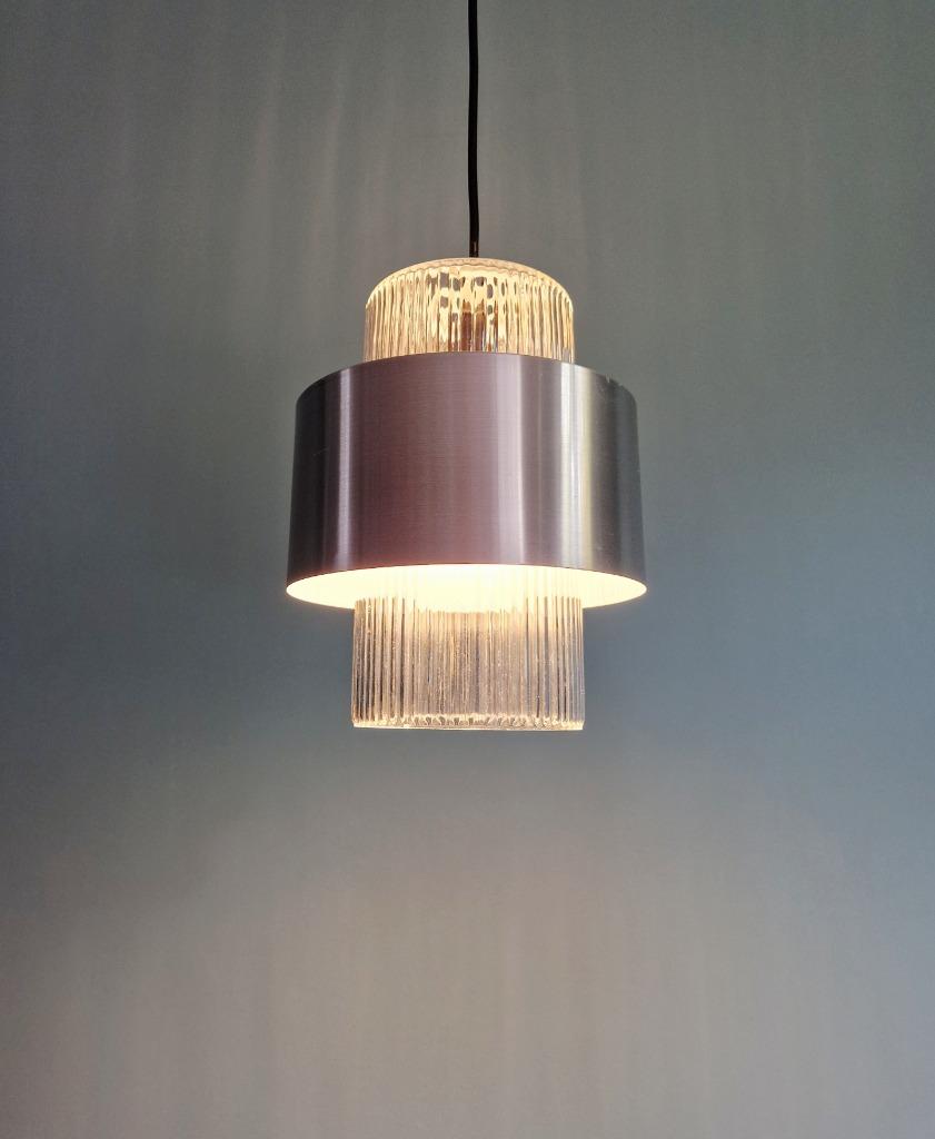 Suspension scandinave en verre et aluminium brossé, Antiquités & Art, Antiquités | Éclairage, Enlèvement ou Envoi