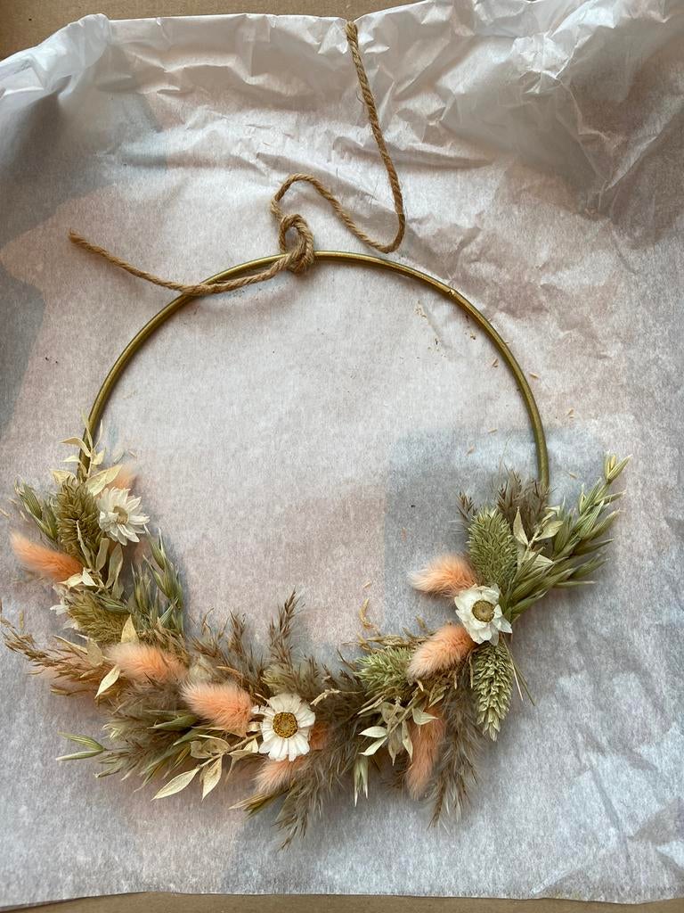 Hoepel met droogbloemen, Ophalen