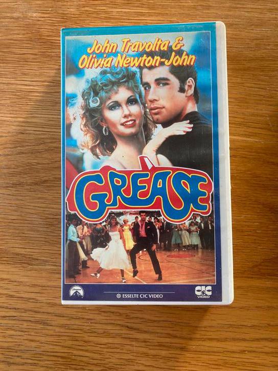 VHS Grease & Saturday Night Fever, Vanaf 12 jaar, Ophalen, Gebruikt, Overige genres
