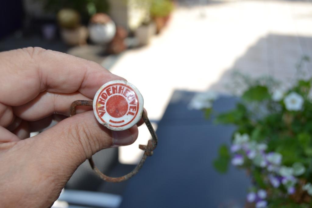 oude porseleinen bier dop, Ophalen of Verzenden, Gebruikt, Overige typen, Overige merken