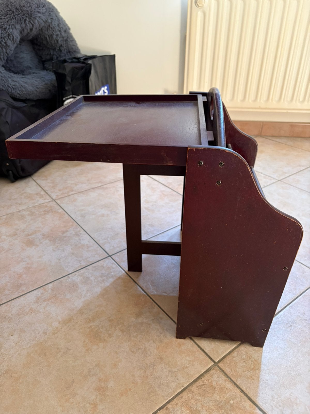 Porte-journaux/table d'appoint, Table d'appoint avec porte-revues, Enlèvement, Comme neuf