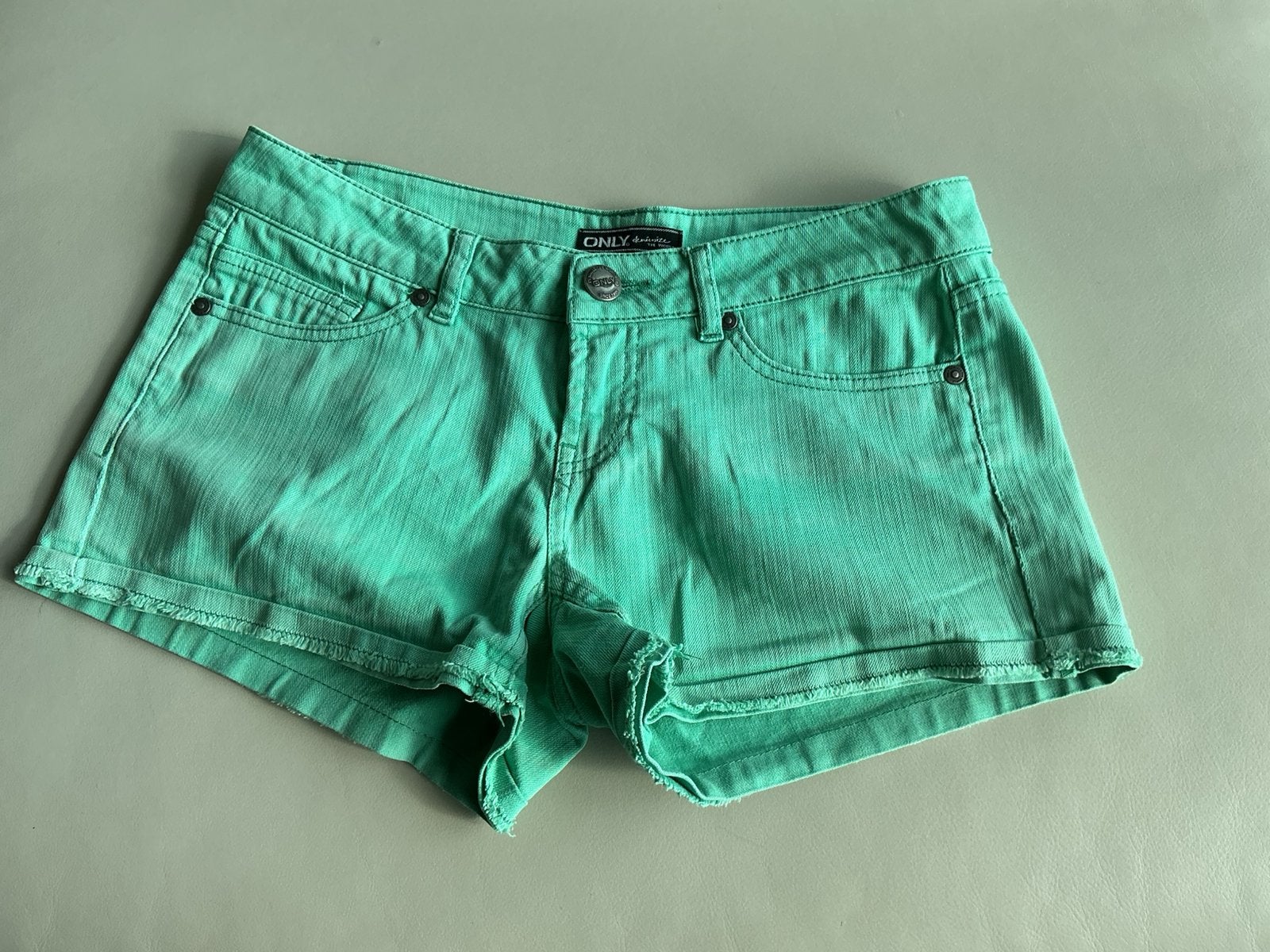 Mintgroen jeansshort Only, Kleding | Dames, Spijkerbroeken en Jeans, Ophalen of Verzenden, Gedragen, Overige kleuren, W27 (confectie 34) of kleiner
