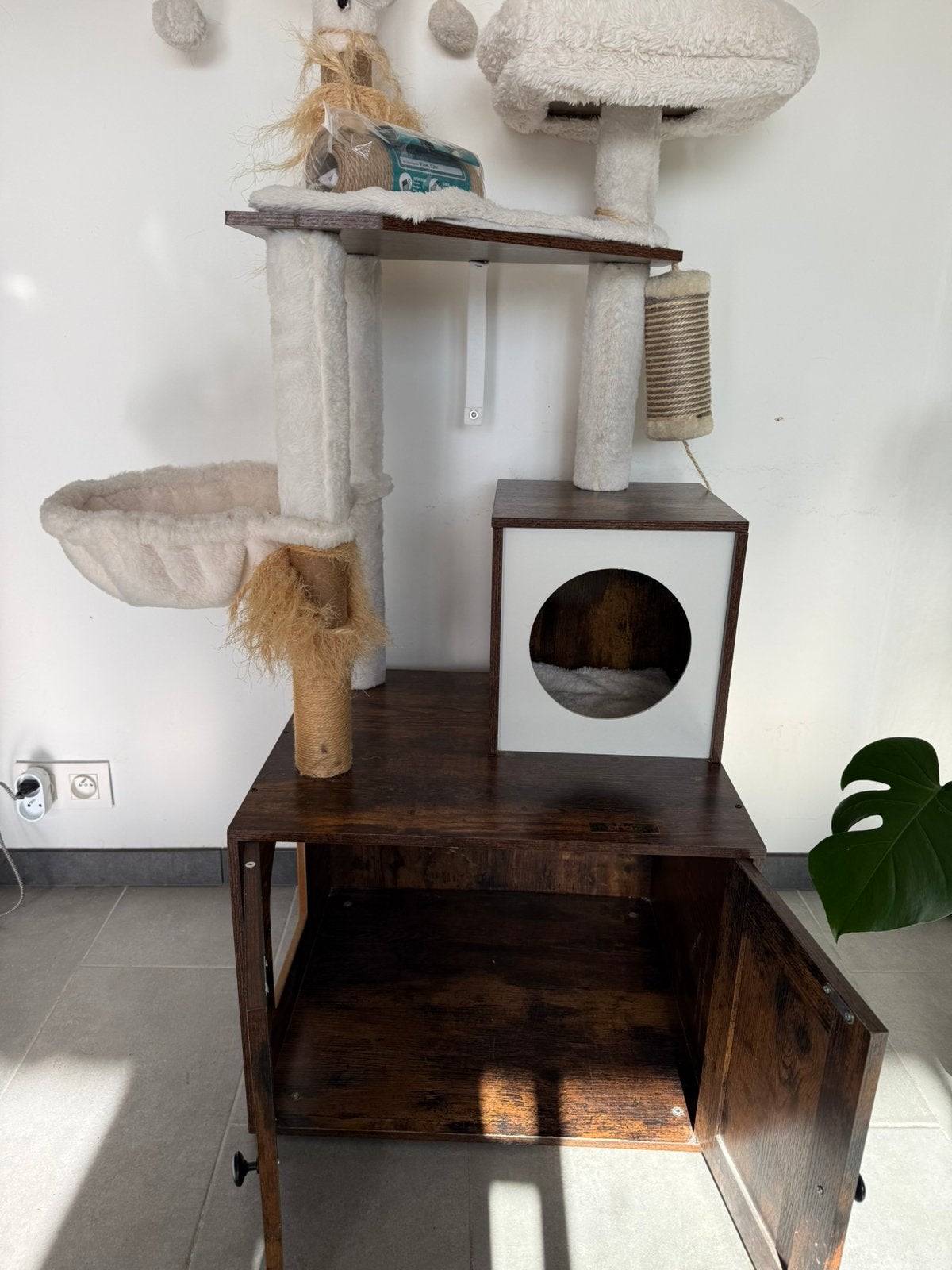 Arbre à chat avec maison et paniers, Animaux & Accessoires, Enlèvement ou Envoi, Comme neuf