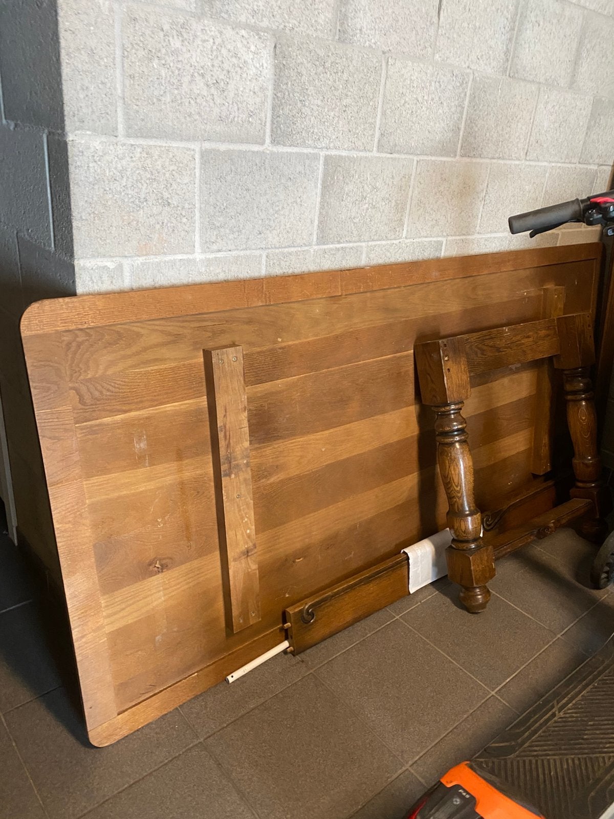 Tafel met 6 stoeen, Enlèvement