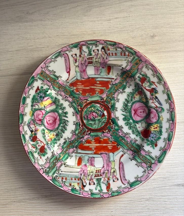 Belle assiette de Macao en forme de médaillon rose chinois, Antiquités & Art, Enlèvement ou Envoi