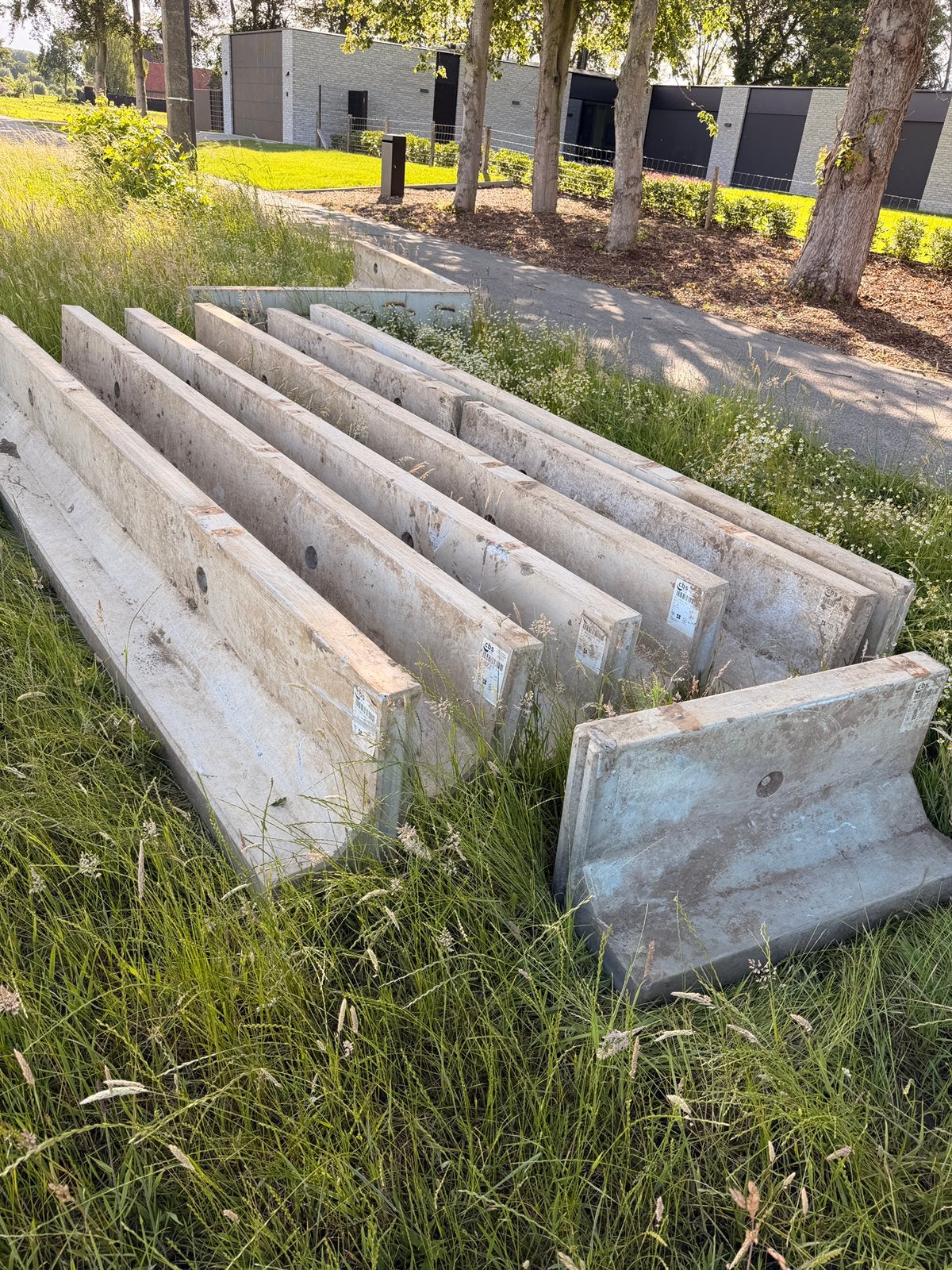 Te koop: 6 betonnen L-elementen + 1 hoekelement. Oostkamp, Tuin en Terras, Palen, Balken en Planken, Zo goed als nieuw, Ophalen