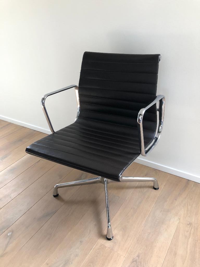 Vitra Charles Eames EA 108 bruine lederen stoel, Huis en Inrichting, Stoelen, Ophalen