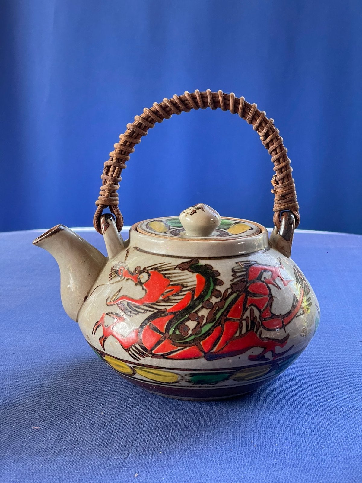 Handbeschilderde Japanse keramische theepot rotan handvat, Antiek en Kunst, Ophalen of Verzenden
