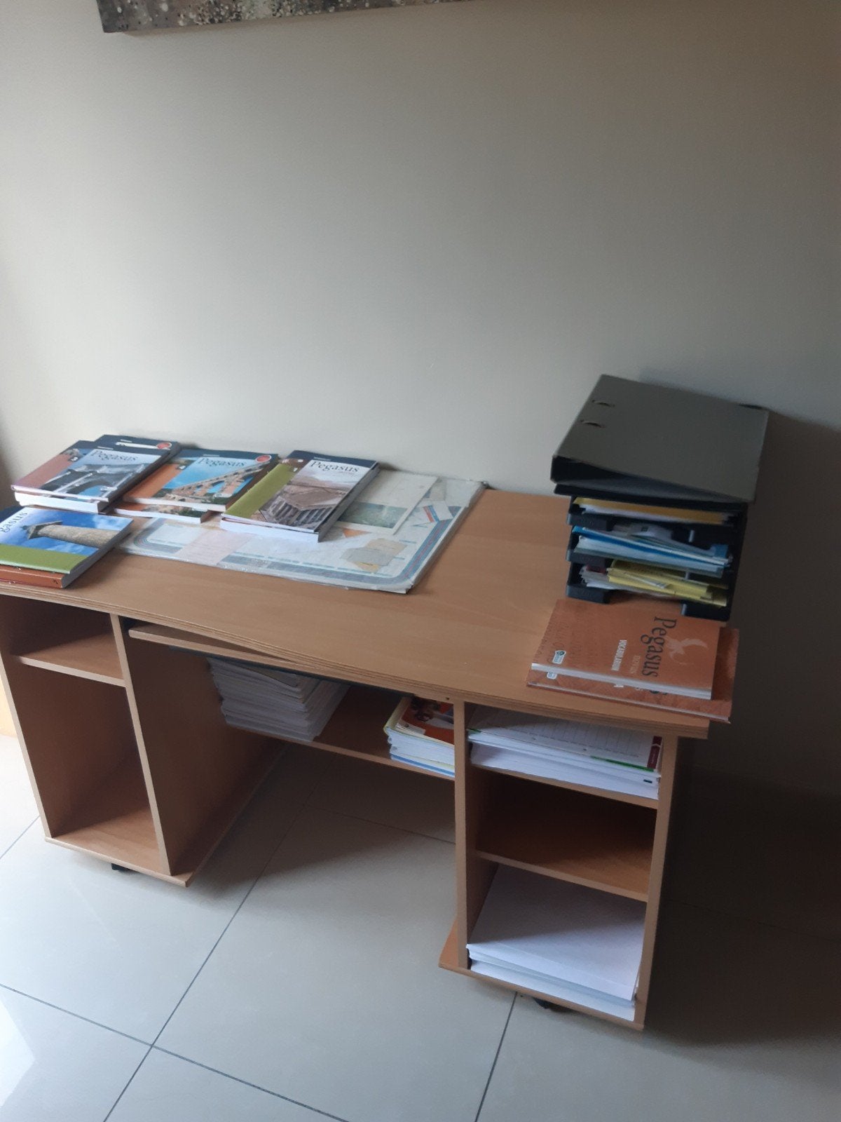 Bureau en bois beige. Avec espace pour le clavier., Enlèvement, Beige, Bois
