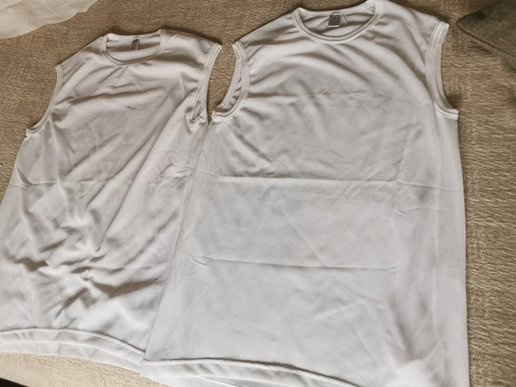 2 chemises de sport blanches sans manches pour hommes - Déca, Enlèvement ou Envoi, Taille 52/54 (L)