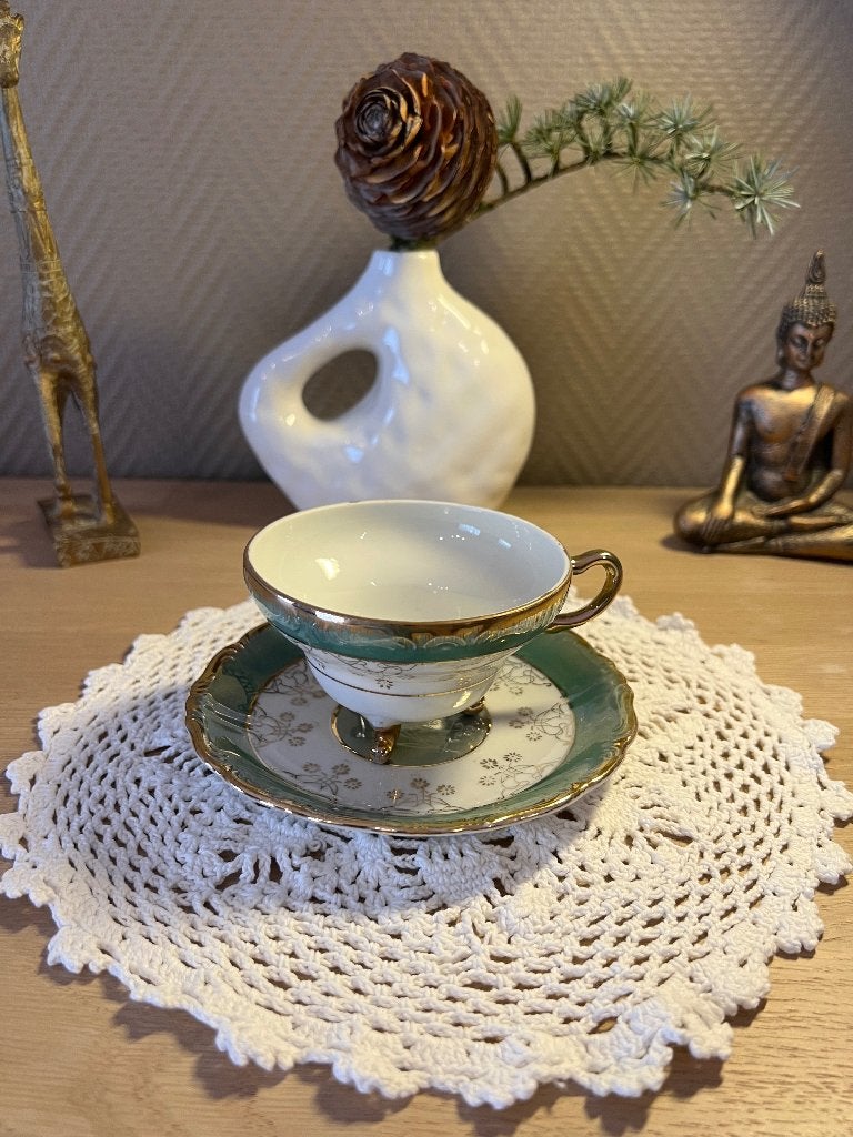 Tasse à thé vintage tripode et soucoupe – Vert et or, Enlèvement ou Envoi, Utilisé, Porcelaine