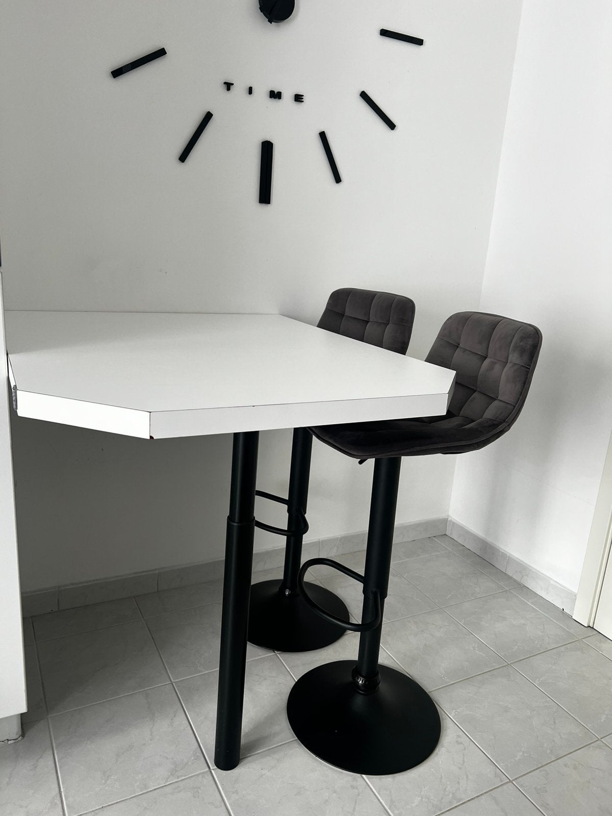 Table haute de cuisine / bar + 2 chaises réglables, Maison & Meubles, Enlèvement, Comme neuf