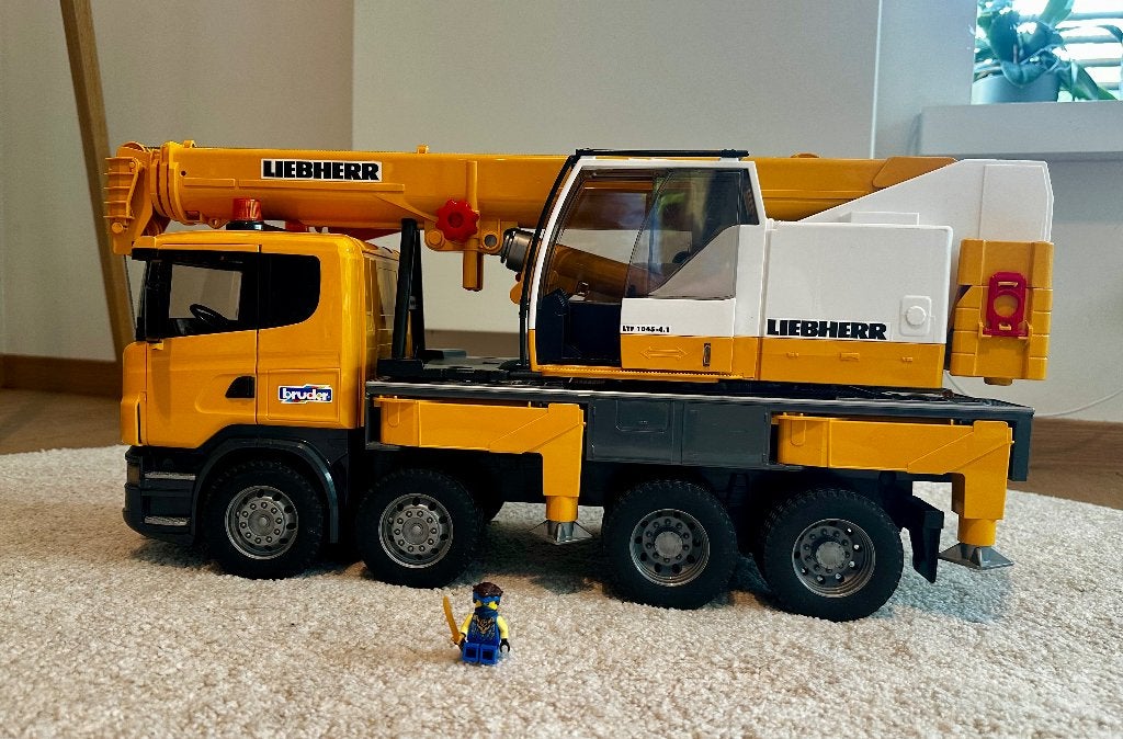 Vrachtwagen met hijskraan en licht- en geluidsmodule, Enlèvement, Utilisé