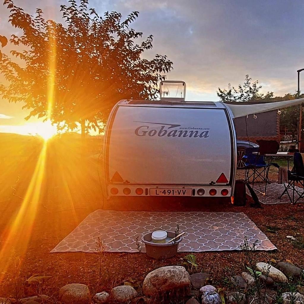 mini-caravane, Jusqu'à 4 m, Jusqu'à 500 kg, Jusqu'à 2, Panneau solaire