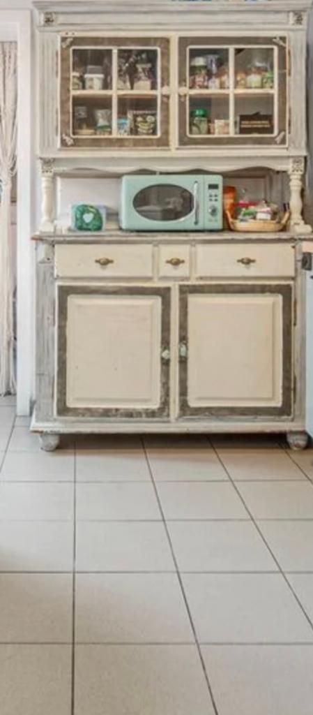 Mooie landelijke zeer geriefelijke kast, Huis en Inrichting, Kasten | Buffetkasten, Ophalen of Verzenden, Zo goed als nieuw