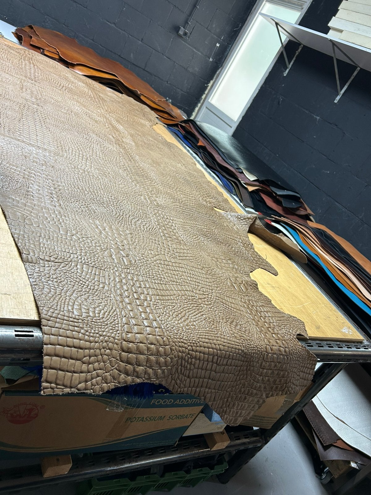 Taupe kleur halve huid 1.3 mm dik soepel krokodil print P-1, Enlèvement ou Envoi, Comme neuf