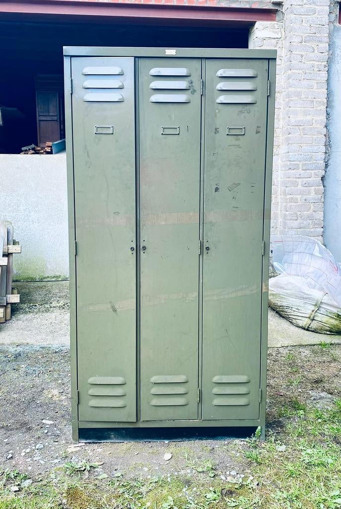 Metalen kast. Garderobe., Ophalen