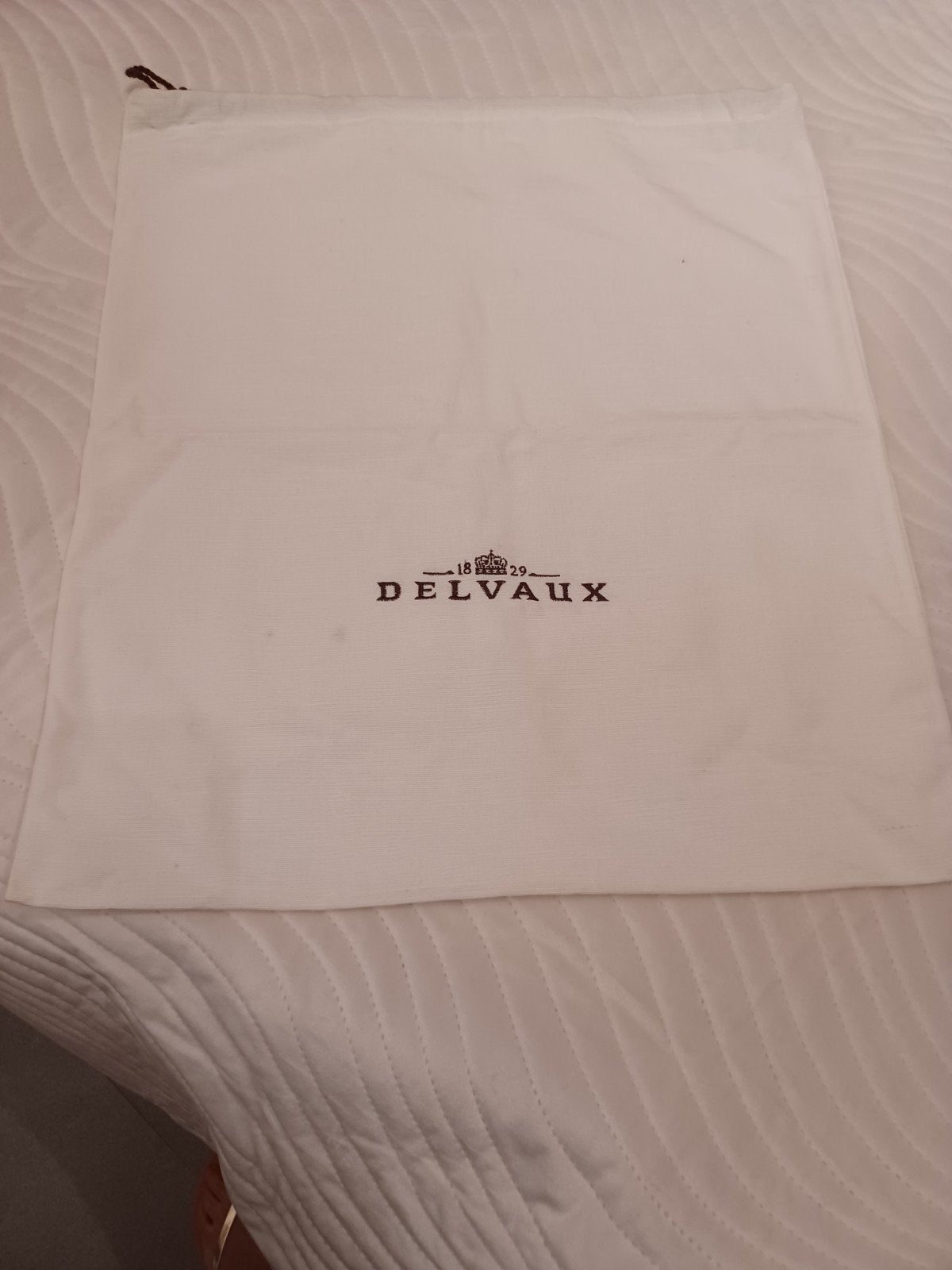 DELVAUX Grande housse brodée siglée, Envoi