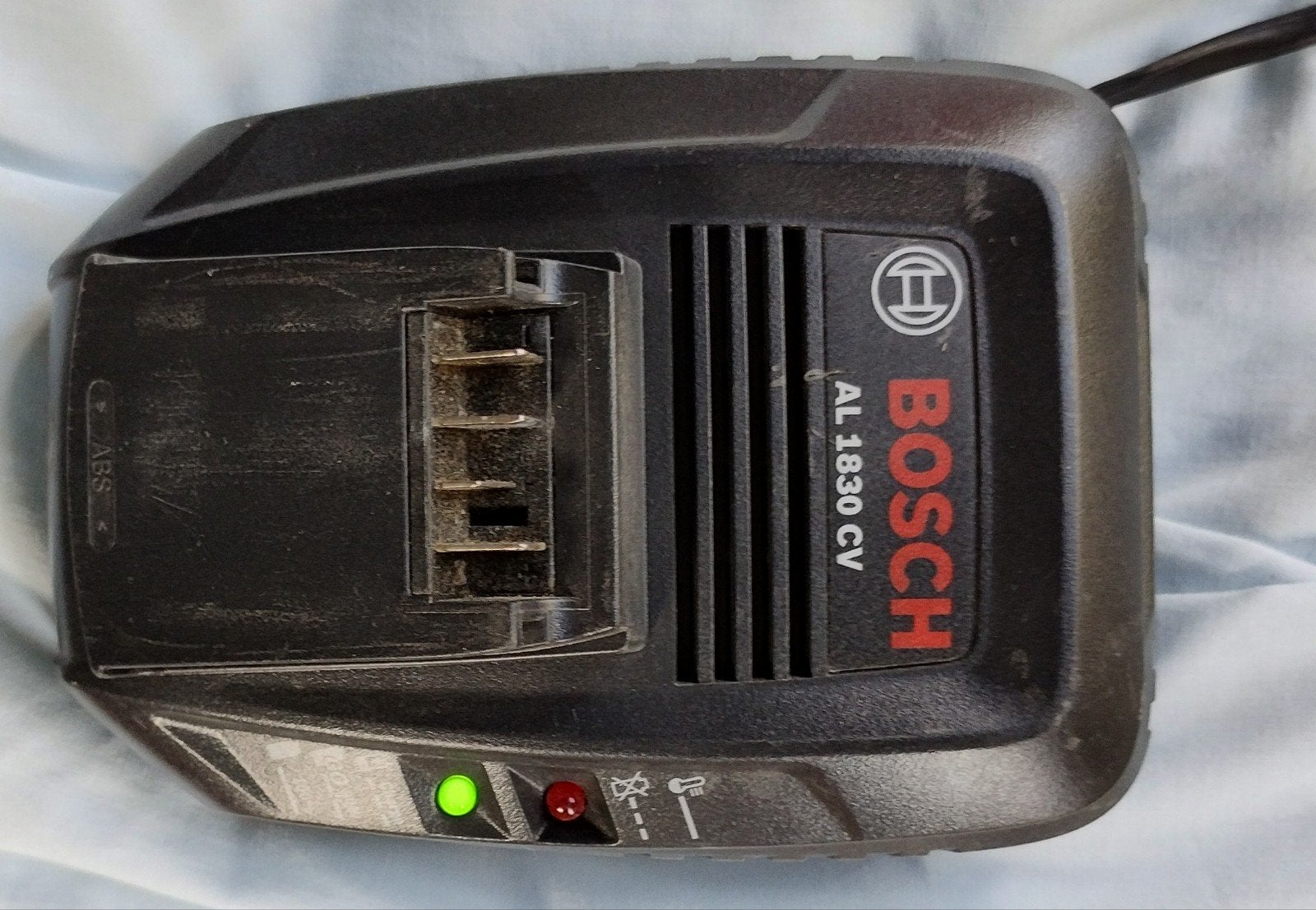Bosch strimmer oplader incl 2 batterijen, Ophalen of Verzenden