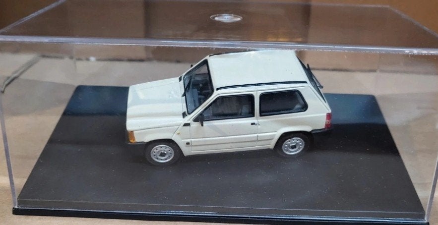 Fiat Panda 750 blanche 1:43 dans une boîte de présentation, Enlèvement ou Envoi