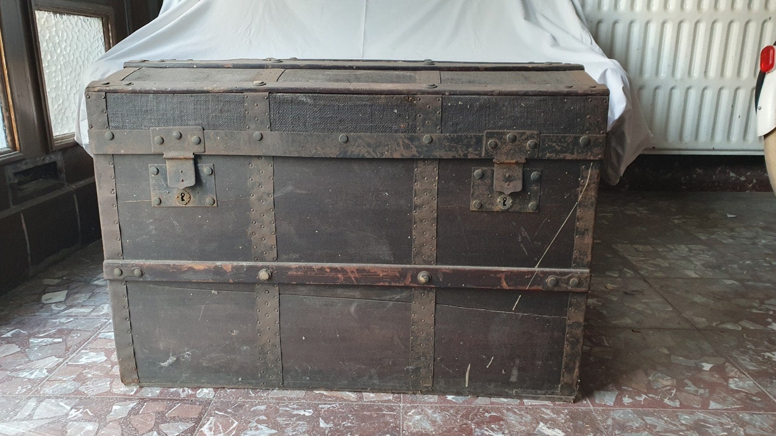 Boîte (de voyage) en bois avec couvercle cintré, Enlèvement