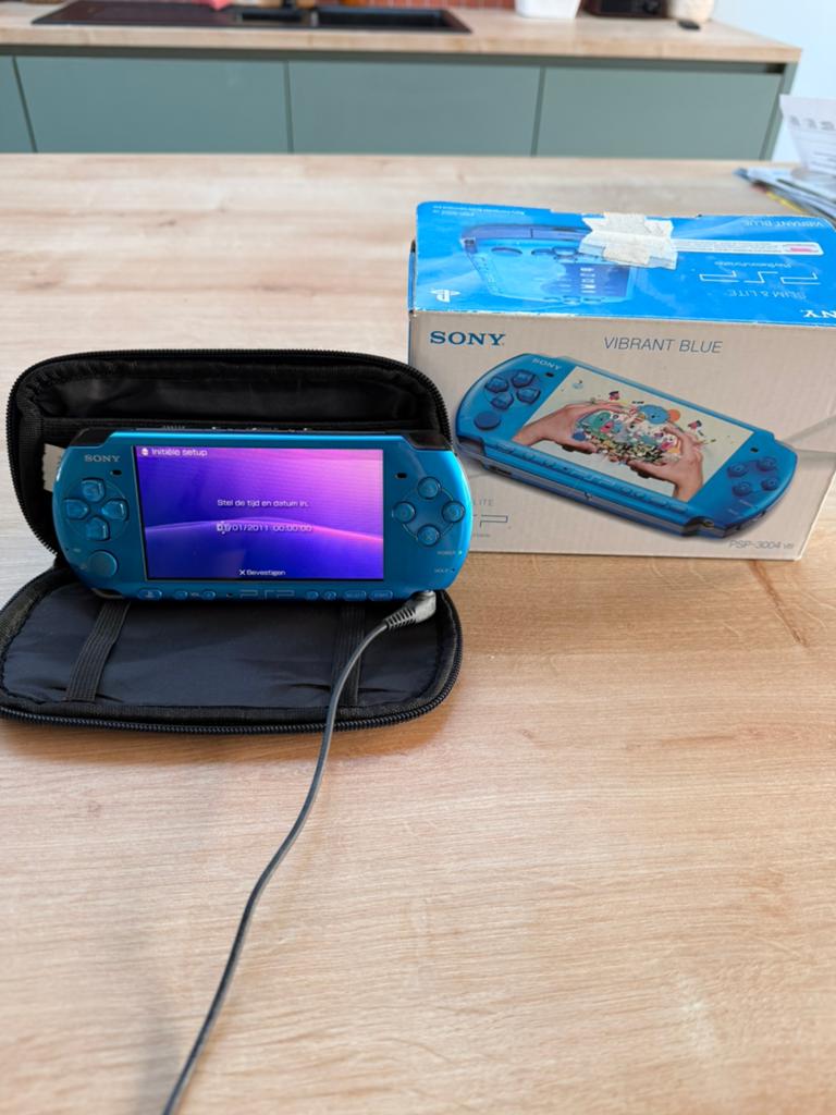 PSP 3004 blauw (volledig pakket met doos en originele lader), Ophalen of Verzenden, Zo goed als nieuw, Blauw, PSP