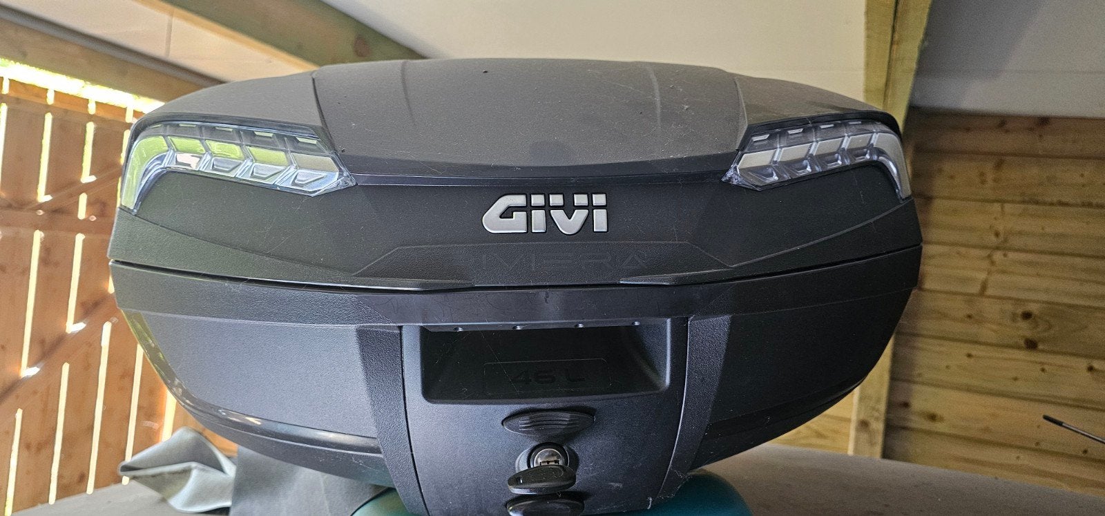 Topcase moto givi 47 litre neuf +platine
