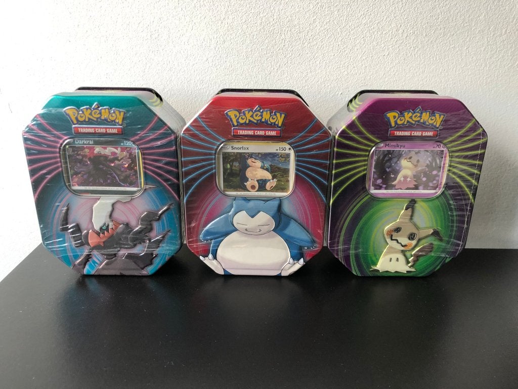 Knock out tins collector tins snorlax mimikyu darkrai, Ophalen of Verzenden, Nieuw, Boosterbox