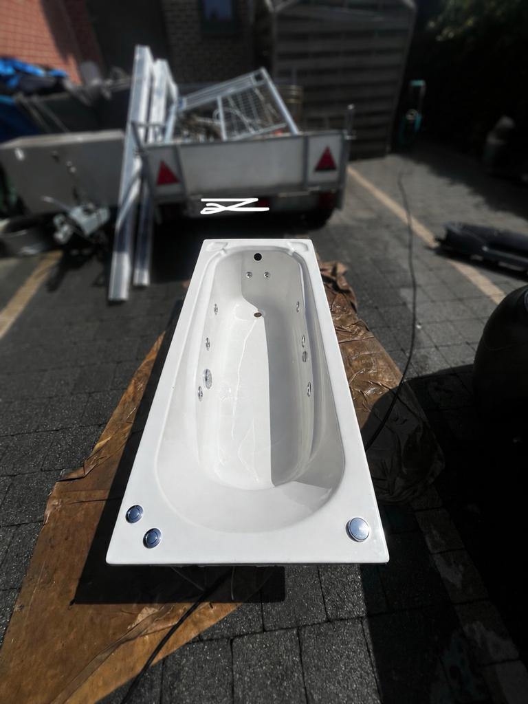 Nog niet gebruikte jacuzzi bad, Huis en Inrichting, Badkamer | Complete badkamers, Ophalen, Zo goed als nieuw