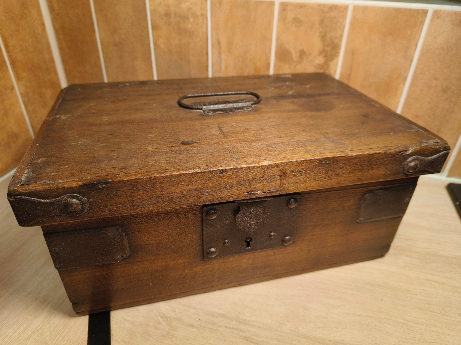 Petit coffre en bois, Enlèvement