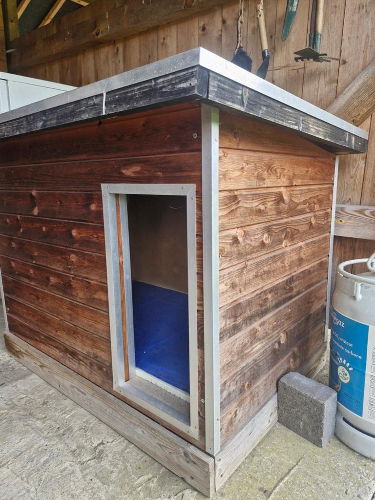 Geïsoleerd hondenhok 112cm br 75cm diep en 80 hoog met luik, Ophalen, Hondenhok
