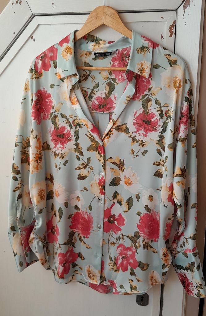 Prachtige satijnen blouse met rozen X.L Zara, Kleding | Dames, Zara, Ophalen of Verzenden, Zo goed als nieuw, Blouse of Tuniek