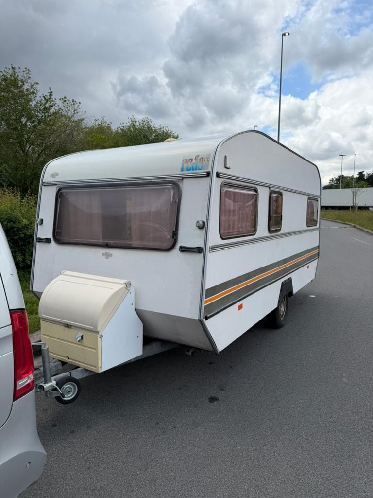 Grote caravan met voortent, Caravans en Kamperen, Caravans, Bedrijf, Vast bed, Ophalen