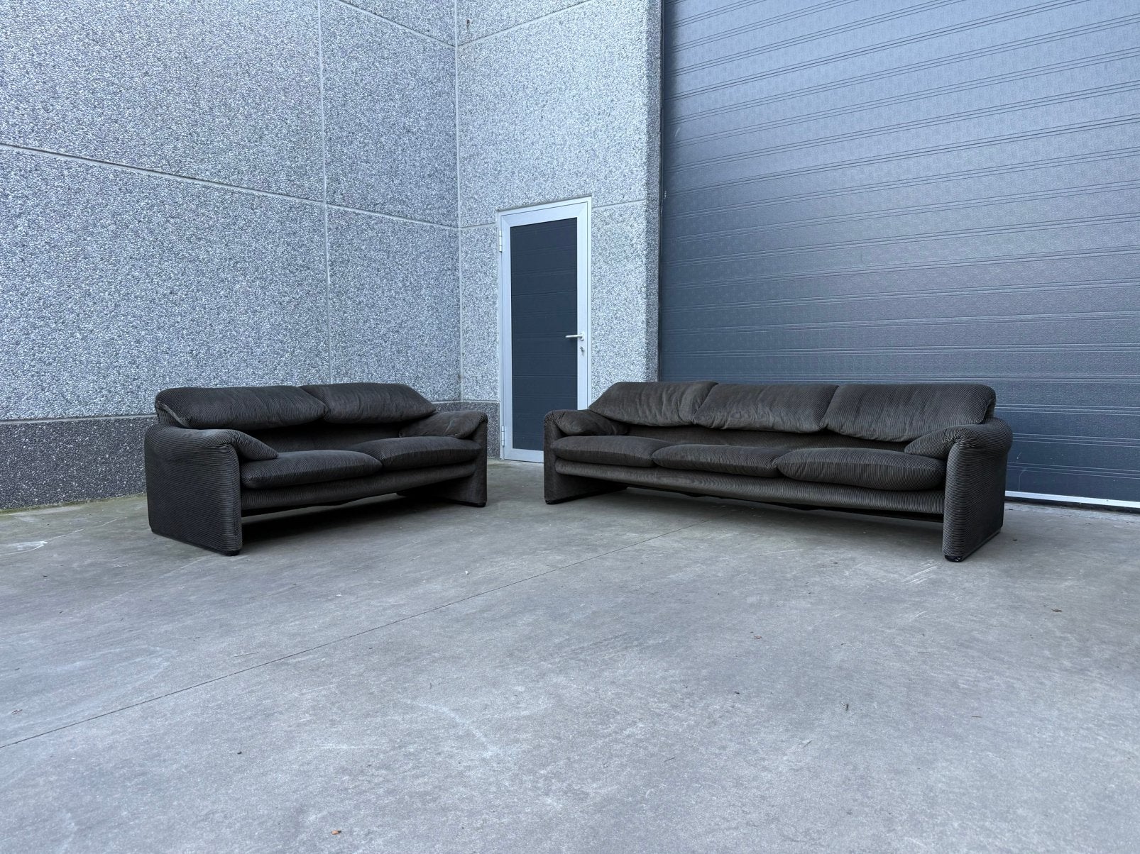 Cassina Maralunga 2-zit en 3-zit – grijze ribstof, Huis en Inrichting, Vitra togo ligne sede artifort jori cassina italia fritz knoll