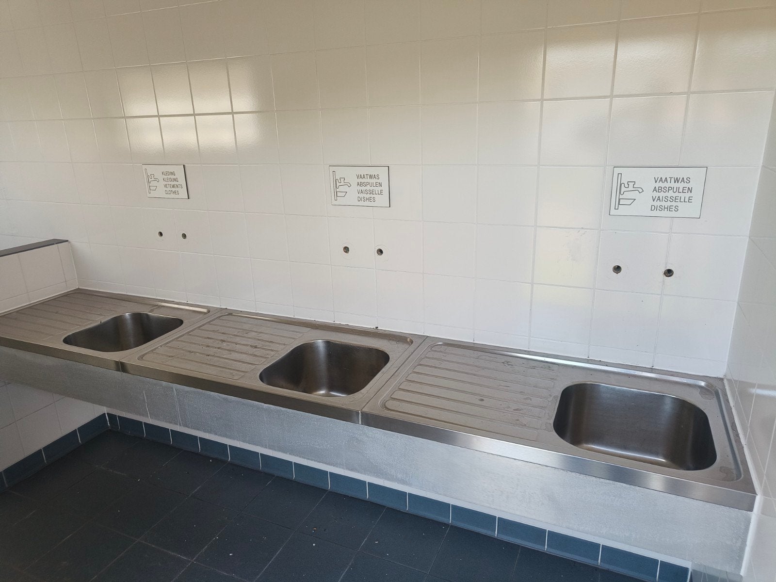 inboedel sanitair gebouw, toiletten, wastafels, douchebak,.., Ophalen, Gebruikt