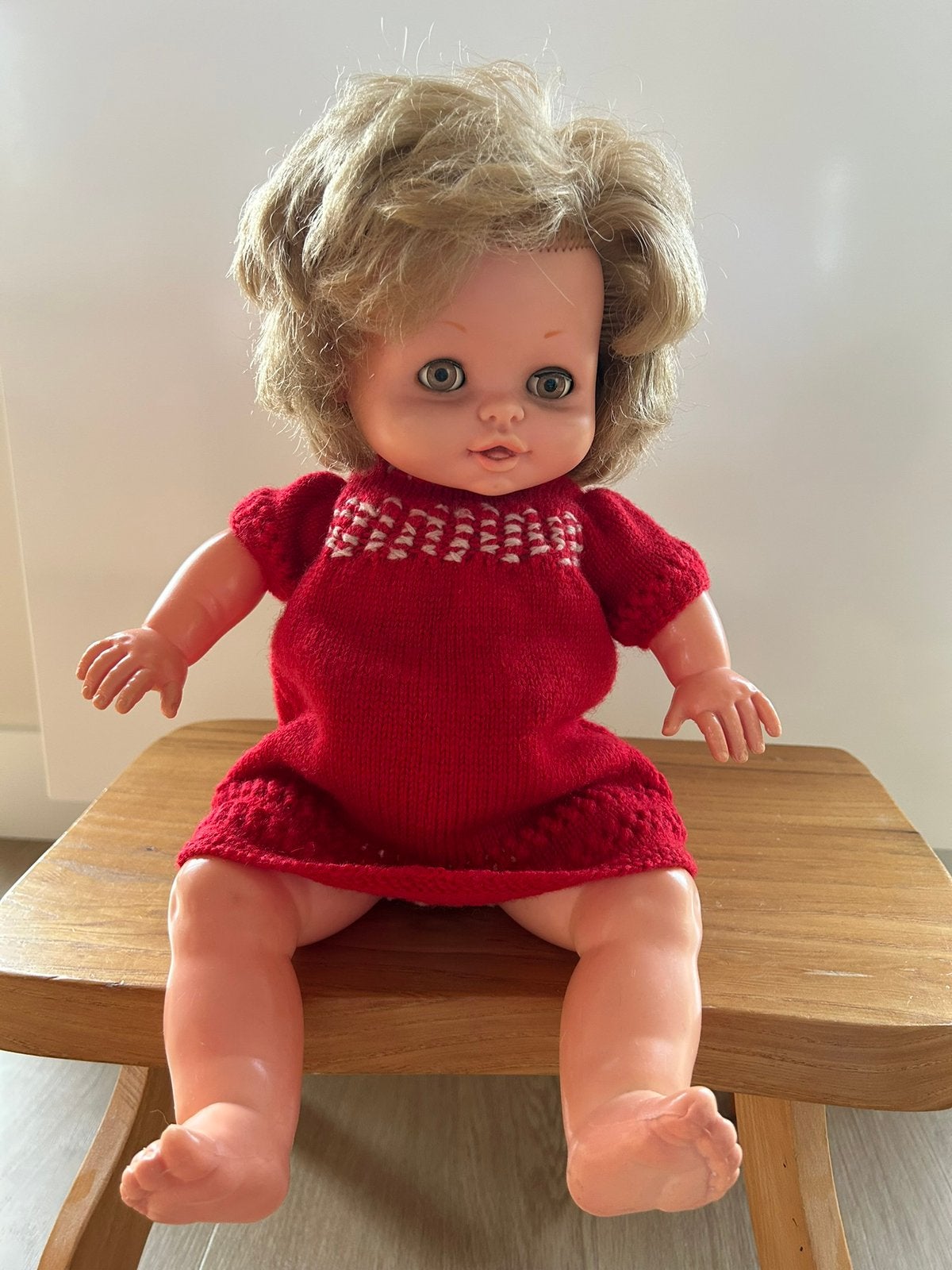 Vintage Famosa pop met gebreide kleertjes, Collections, Poupées, Enlèvement ou Envoi, Utilisé, Poupée