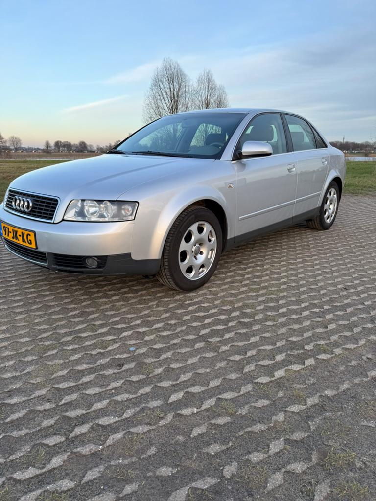 Audi A 4 2.0,airco , L.M velgen nieuwe keuring, Auto's, Voorwielaandrijving, 4 deurs, Stof, 4 cilinders