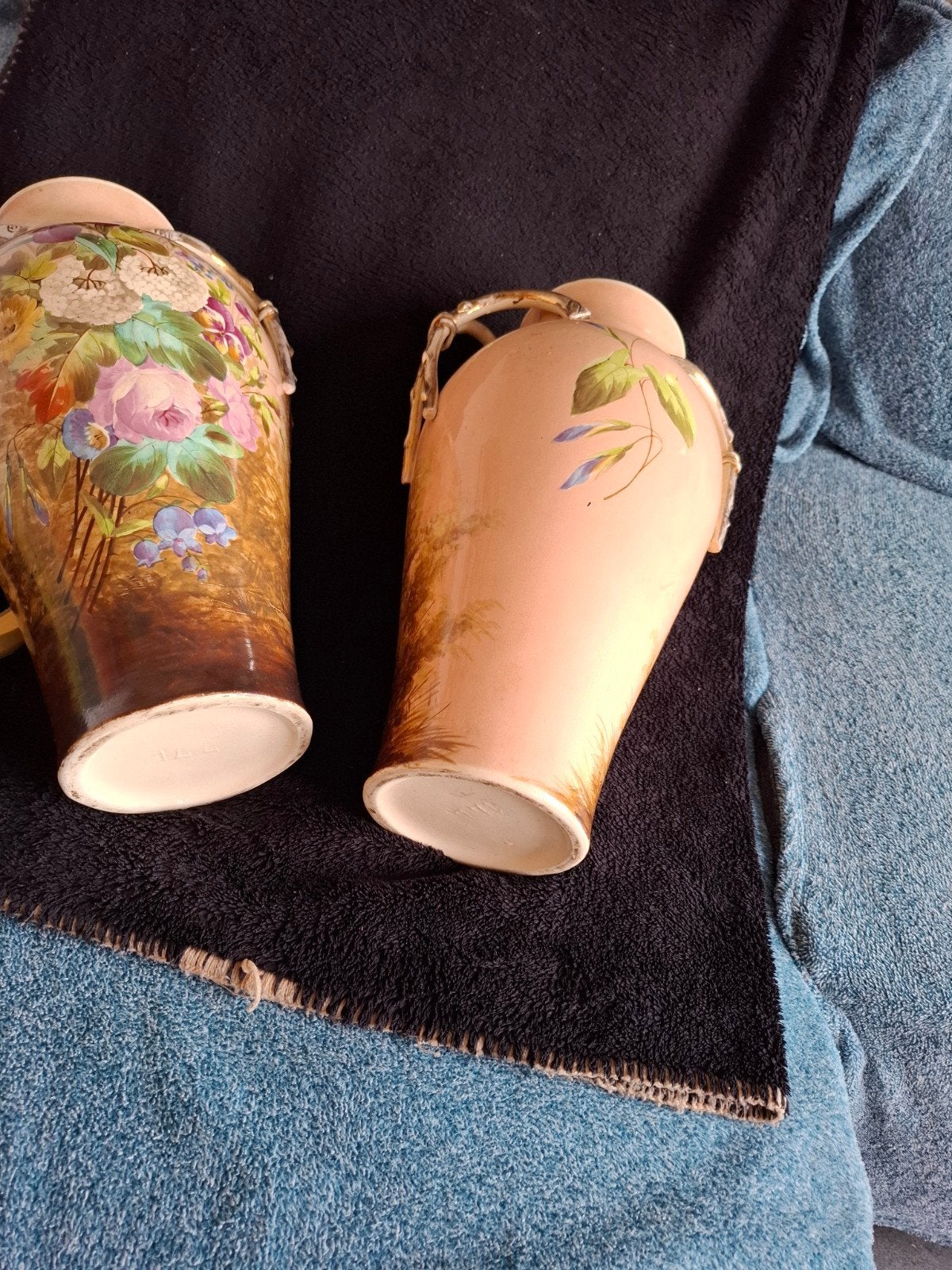 2 Anciens vases peints a la main, Enlèvement