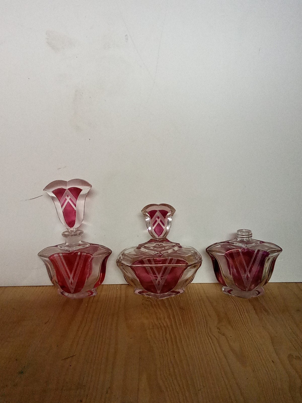 Service de toilette en cristal taillé rouge et blanc, Enlèvement
