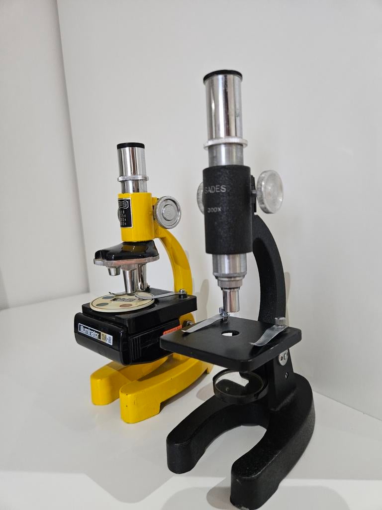 Twee microscopen, Ophalen