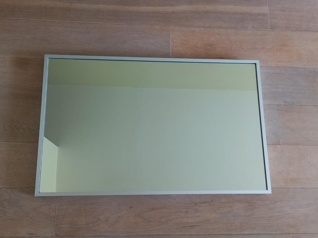 Mooie spiegel met stevige aluminium kader