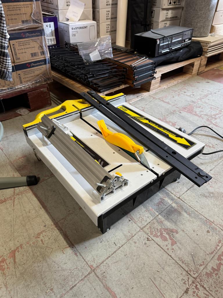 Elektrische tegelzaag / zaagtafel FAR Tools - 1x gebruikt, Doe-het-zelf en Bouw, Ophalen, Zo goed als nieuw, Overige typen