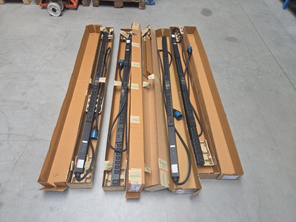 APC AP8953 Switched Rack PDU, Informatique & Logiciels, Alimentations de secours (UPS), Enlèvement, Utilisé