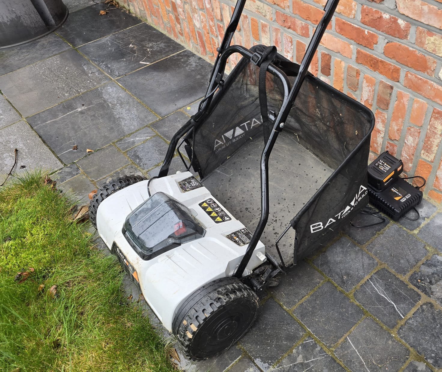 Elektrische grasmachine, Elektrische grasmaaier, Ophalen of Verzenden, Zo goed als nieuw, 30 t/m 39 cm